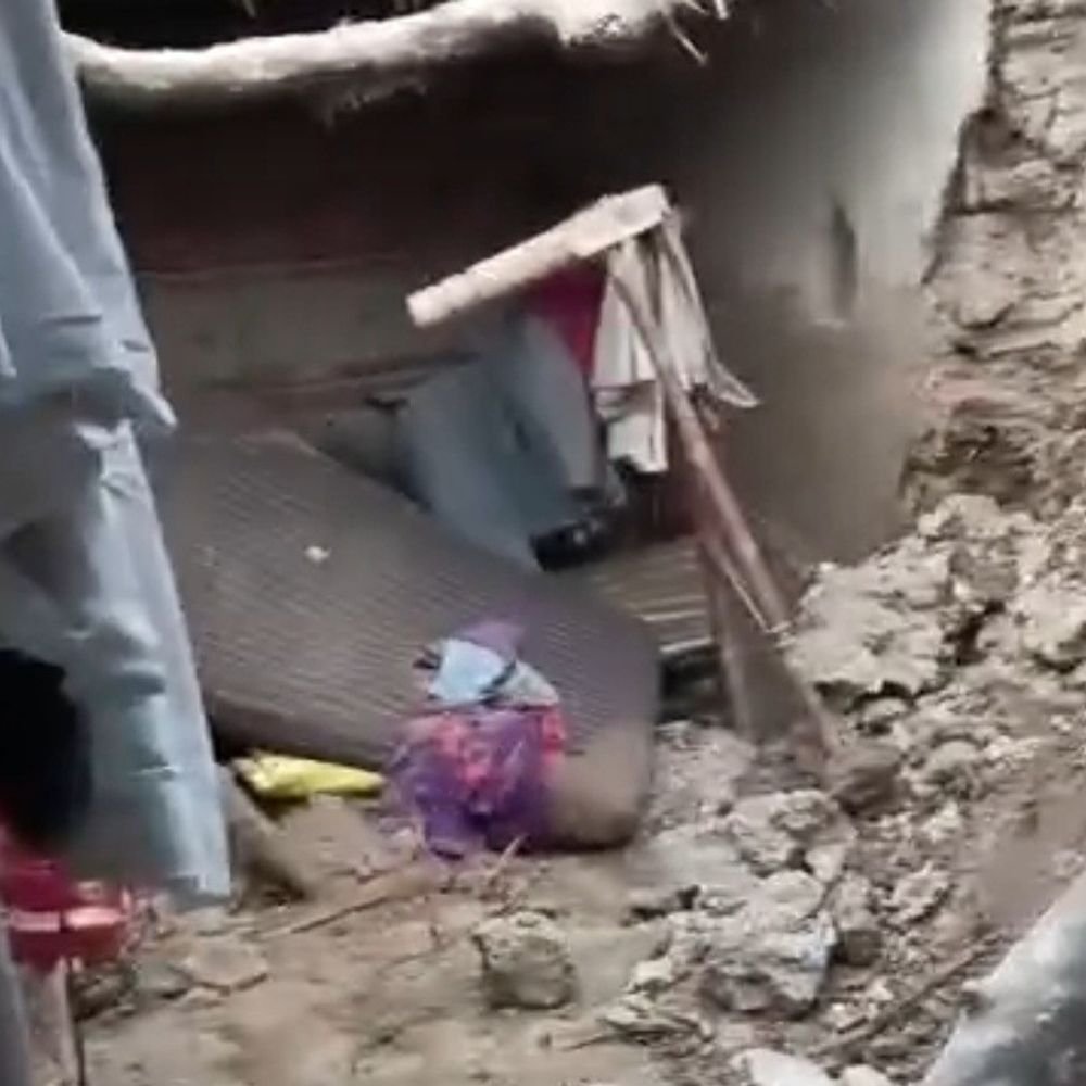बारिश में कच्ची छत ढहने से मासूम की मौत:मां-दादा और दो भाई-बहन घायल; जिला अस्पताल में भर्ती