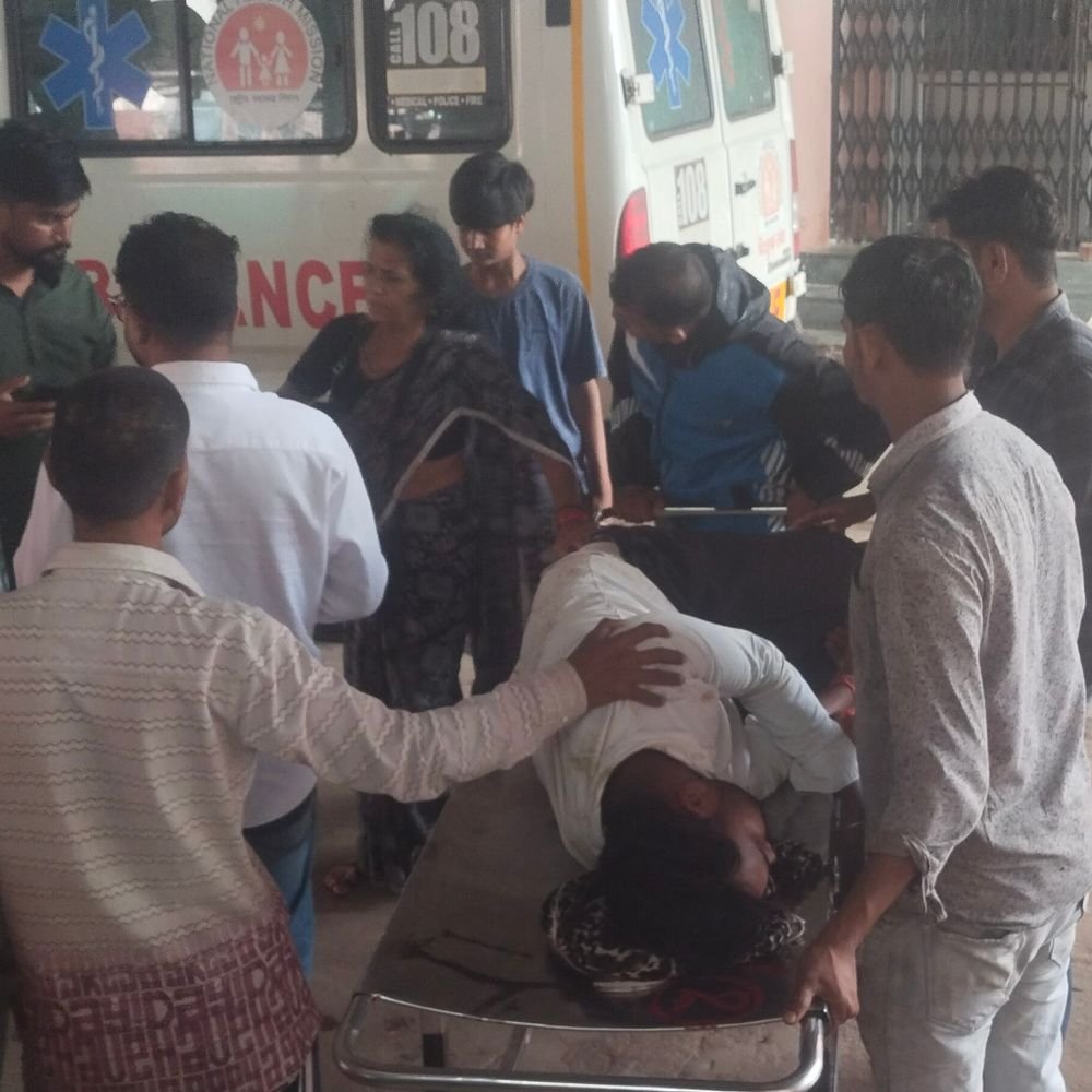 ललितपुर में कार-बाइक भिड़ंत, नाना की मौत:नाती घायल, मध्य प्रदेश से उधारी चुकाने जा रहे थे; जेब से सवा लाख रुपए गायब