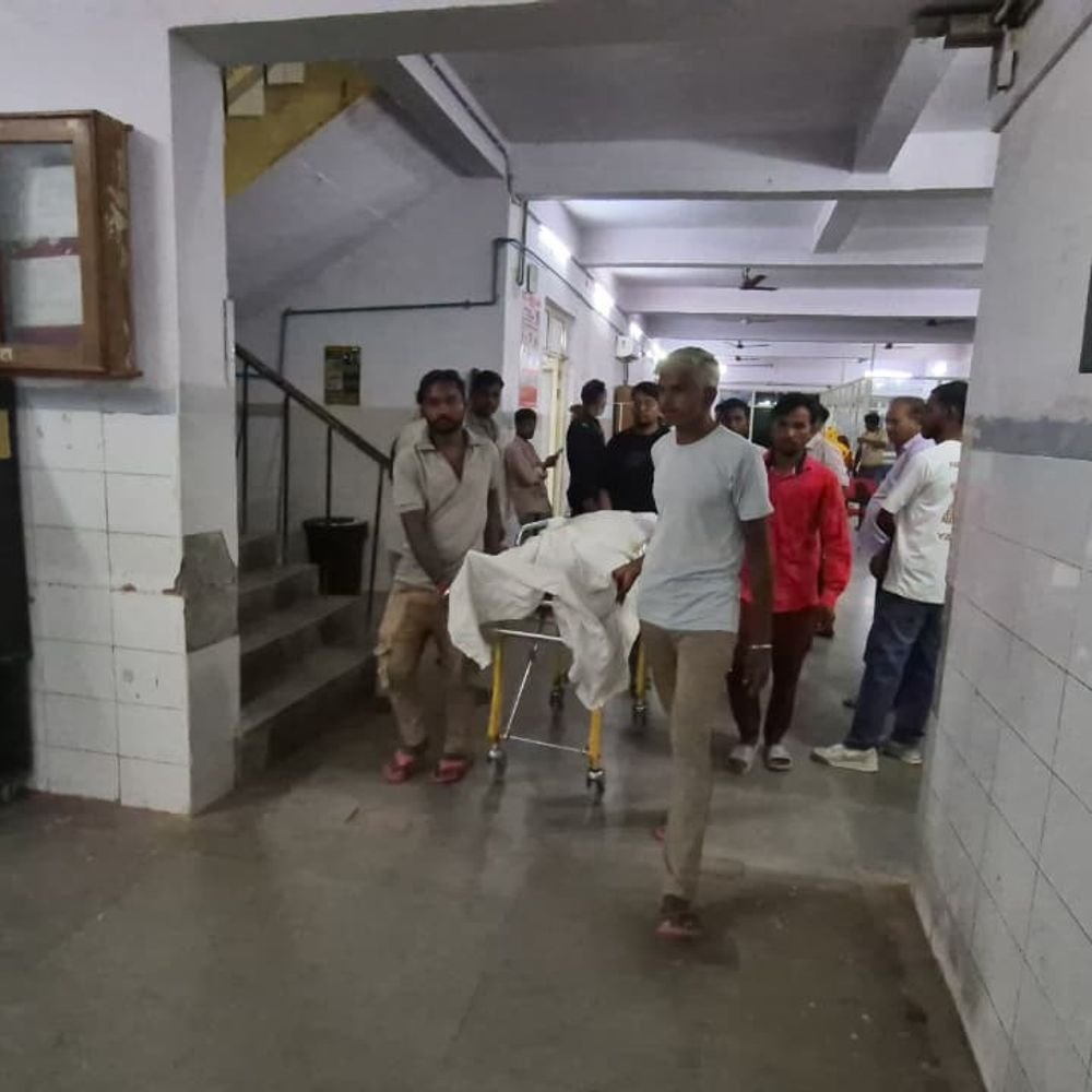 कैंटर ने बाइक को मारी टक्कर, महिला की मौत:एटा से देहांत कार्यक्रम से लौट रहे थे दंपति, पति अस्पताल में भर्ती