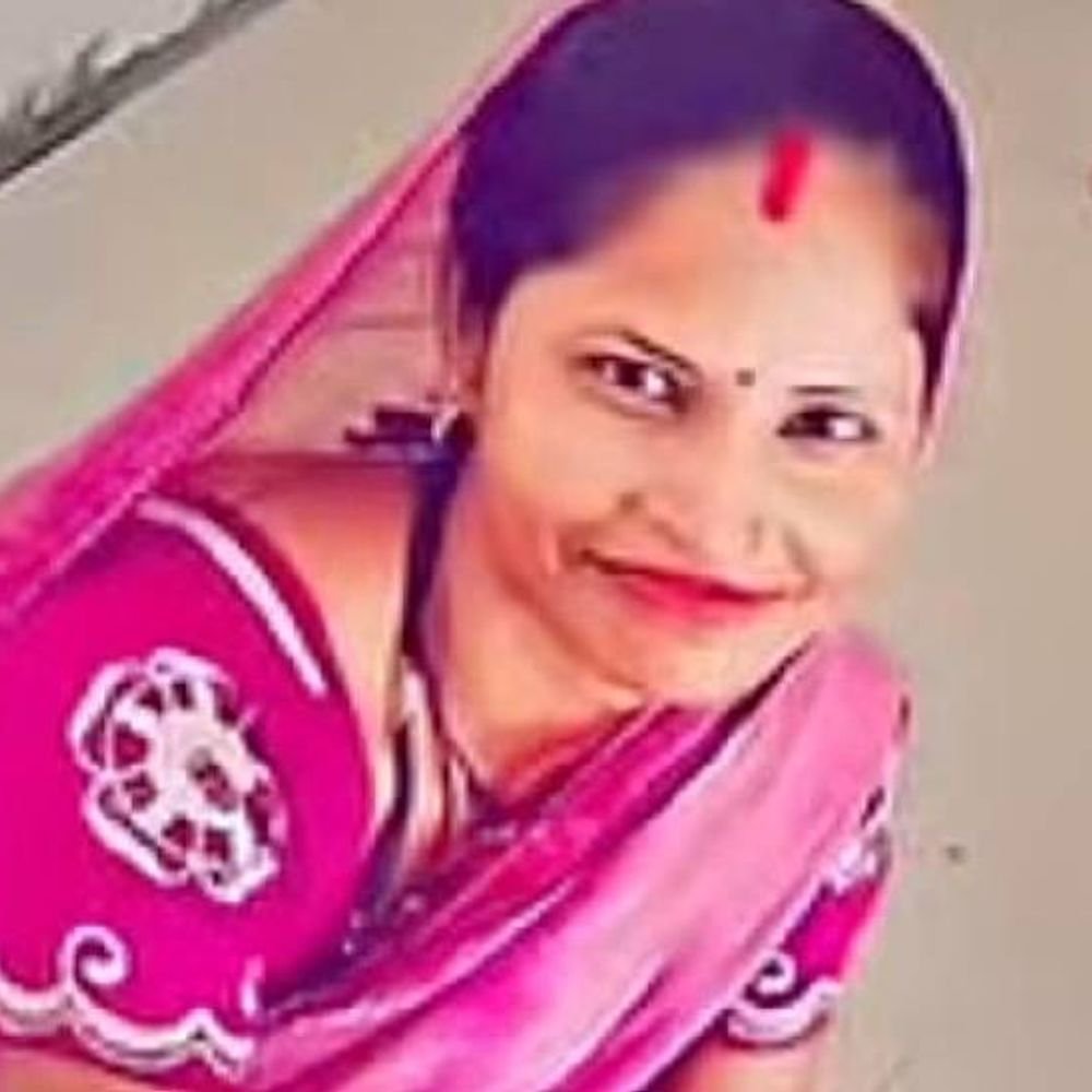 झांसी में पति के सोते ही महिला ने सुसाइड किया:छत पर लोहे के पाइप पर फंदे पर लटकी मिली, भतीजा बोला- डिप्रेशन में रहती थी