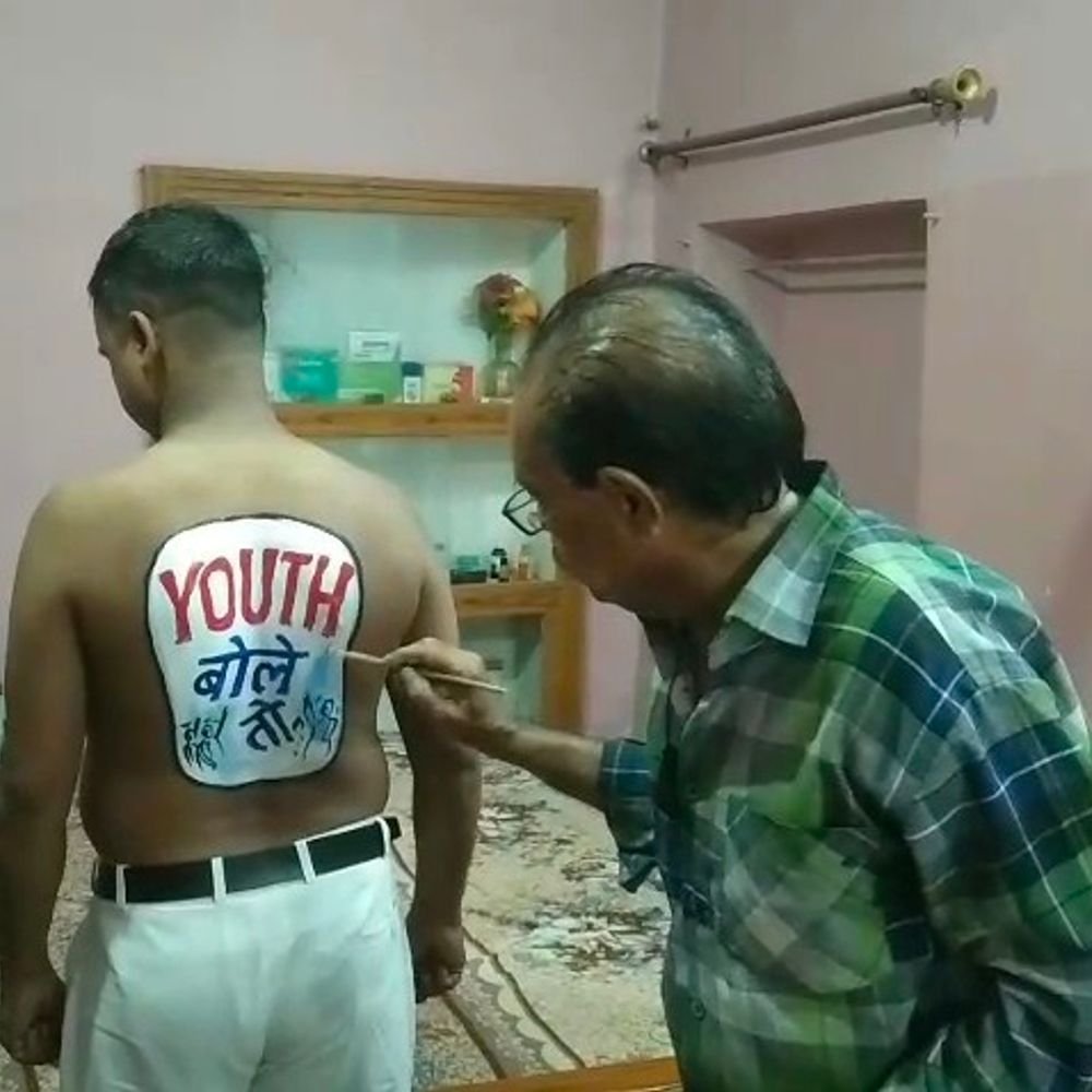 अशरफ ने सीने पर चिराग पासवान की फोटो बनवाई:'कहा प्रयागराज में यूथ बोले तो कार्यक्रम में मिलेंगे, सवालों के जवाब मांगेंगे