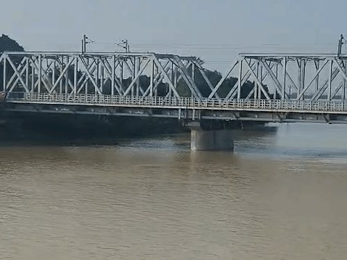 सरयू, राप्ती, कुआनो खतरे के निशान से पार:नेपाल में बारिश से गोरखपुर के 12 गांव बाढ़ से घिरे; प्रयागराज से मंगाई गई नावें