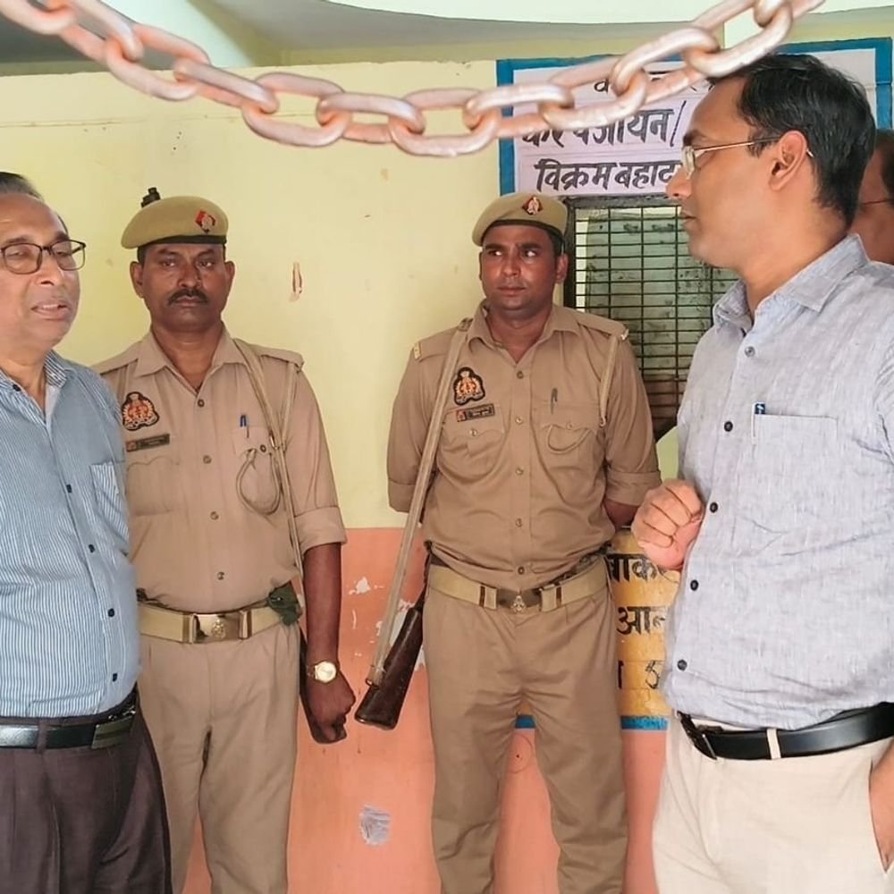 महोबा ARTO दफ्तर में DM प्रभास कुमार अचानक पहुंचे:औचक निरीक्षण से कर्मचारियों में हड़कंप, लंबित फाइलों के निस्तारण के दिए निर्देश
