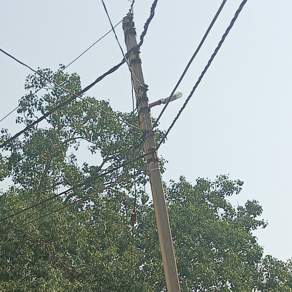 मुरादाबाद में खंभे में करंट से हलवाई की मौत:बारिश की वजह से बंगला गांव सब्जी मंडी में भरा था पानी