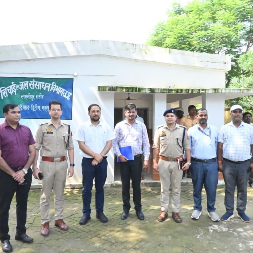 महराजगंज त्रिमुहानी घाट का डीएम-एसपी ने किया निरीक्षण:बढ़ते जलस्तर और सुरक्षा व्यवस्था का लिया जायजा, निर्देश दिए