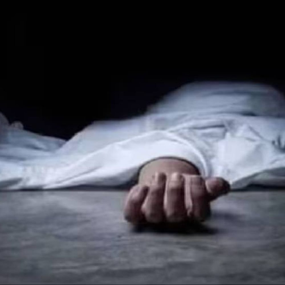 नोएडा में पांचवी मंजिल से गिरकर मजदूर की मौत:शीशा लगाते समय संतुलन बिगड़ा, अस्पताल में इलाज के लिए कराया था भर्ती