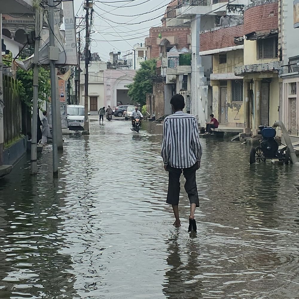 संभल में 50 घंटे की बारिश से गलियां बनीं तालाब:संभल सांसद के इलाके में भरा पानी, गंदे पानी से गुजर रहे लोग, 200 से ज्यादा मकान प्रभावित