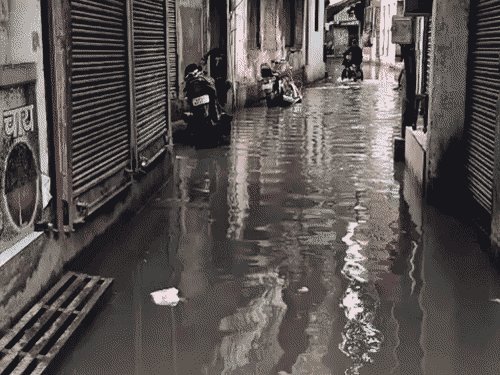 बोरा निकलने के बाद भी जलमग्न हुई काशी:बारिश के बाद फेमस शिवाला गली एक बार फिर जलमग्न, टैप हुआ नमो घाट का शाही नाला खुला