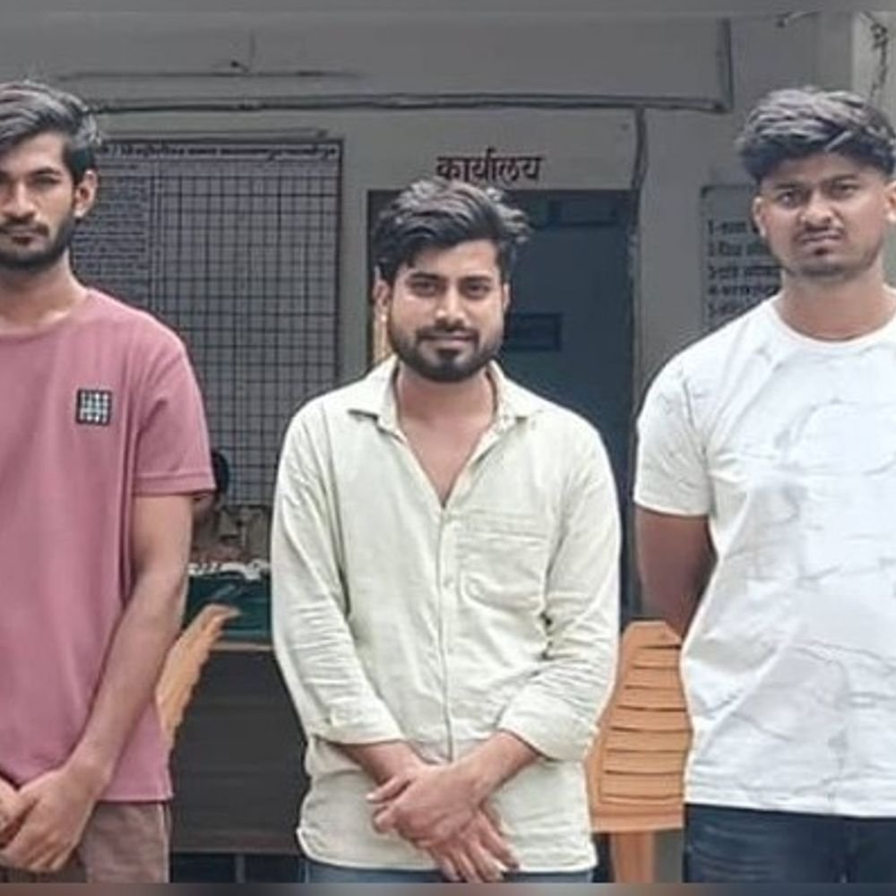 फतेहपुर में पुलिस टीम से हाथापाई:दंपती से मारपीट-छेड़छाड़ की जांच करने पहुंची पुलिस से हाथापाई, 4 गिरफ्तार