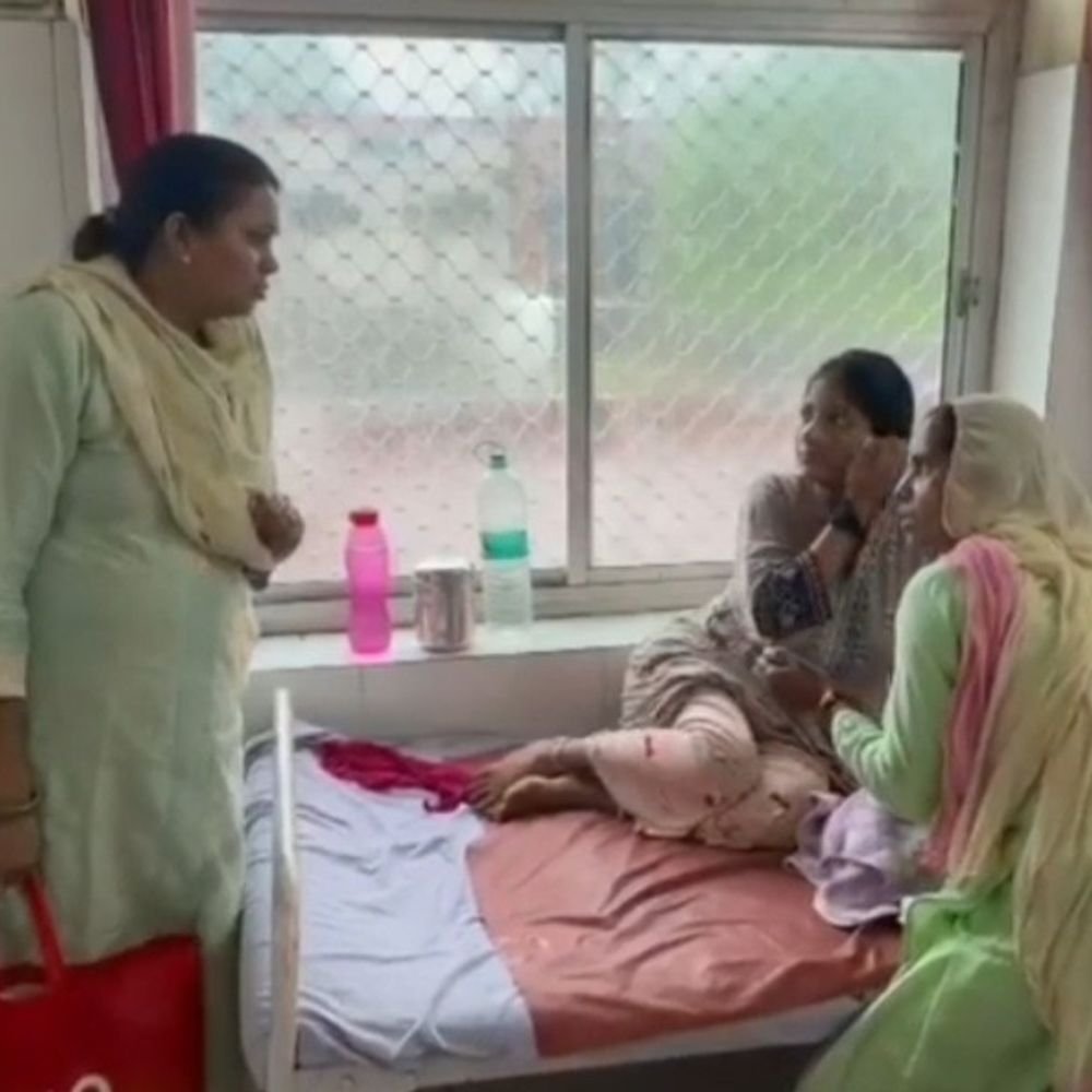 चित्रकूट अस्पताल के प्रसूता वार्ड में समाजसेविका ने देखी गंदगी:महिलाओं को फल बांटे, अवैध वसूली की शिकायत पर जांच की मांग की