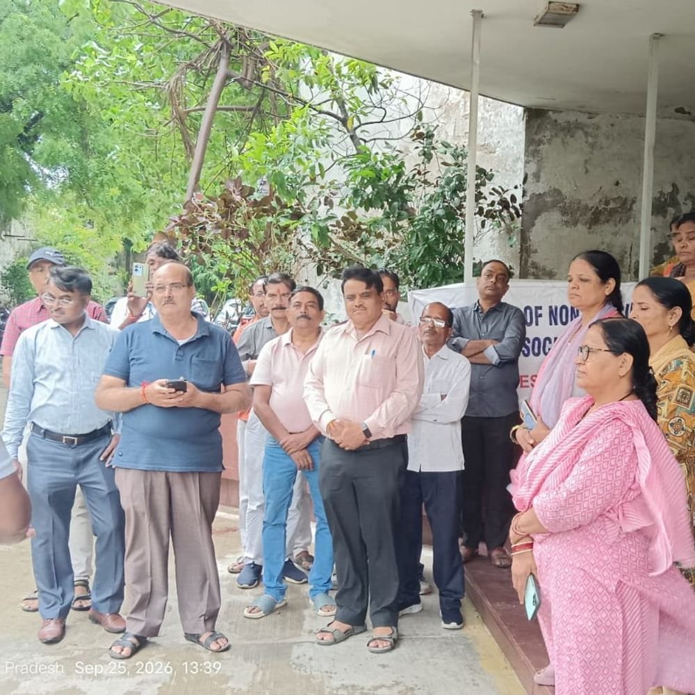 कानपुर में बीएसएनएल कर्मचारियों का प्रदर्शन:लंबित तीसरे वेतन संशोधन और अफोर्डेबिलिटी क्लॉज हटाने की मांग