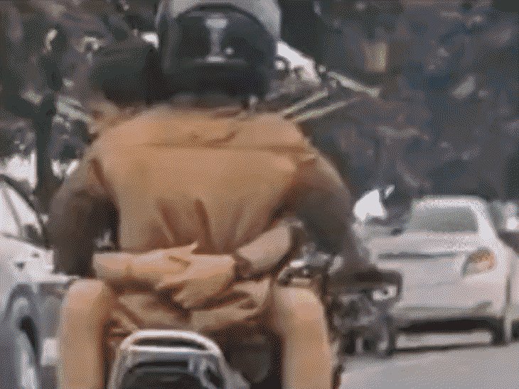 गोरखपुर में दरोगा को पीटने का VIDEO बनाकर यूट्यूबर फरार:गर्लफ्रेंड को गोद में बैठाकर दौड़ाई थी बाइक, वर्दी में बनाया सैकड़ों रील्स