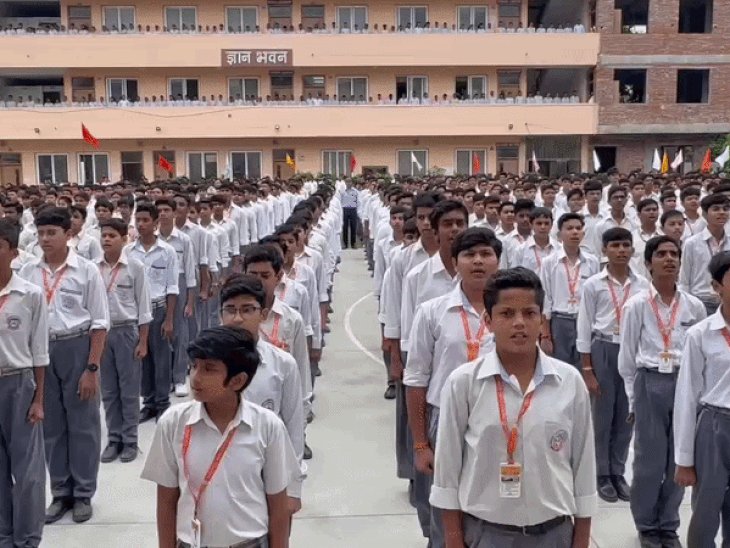 आगरा में एक स्वर में गूंजा वंदे मातरम्:150 वर्ष पूरे होने पर 4500 लोगों ने एक साथ गाया वंदे मातरम्, 3200 विद्यार्थी रहे शामिल