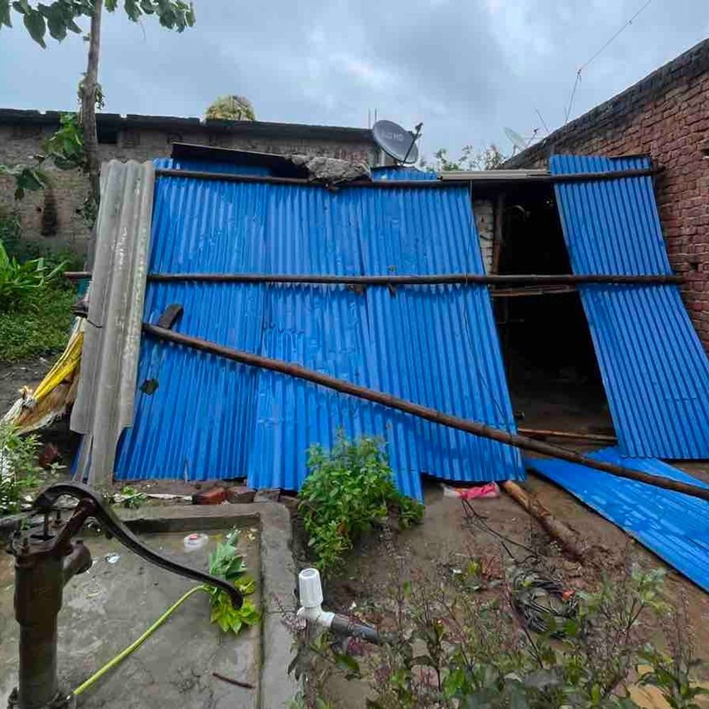 गोरखपुर में तेज आंधी-बारिश ने बिगाड़े हालात:पेड़ गिरने से टूटा घर, रात 3 बजे से कई इलाकों में बिजली गुल