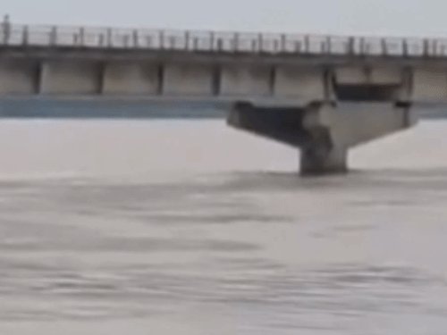 24 घंटे में 74 सेमी बढ़ा घाघरा का जलस्तर:गोंडा में खतरे के निशान से 7 सेंटीमीटर ऊपर, 10 से ज्यादा गांवों पर बाढ़ का खतरा