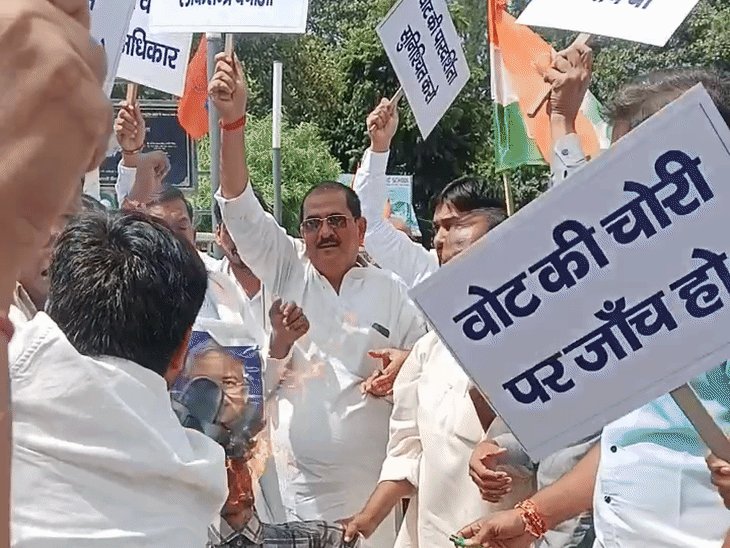 कांग्रेस ने मुख्य निर्वाचन आयुक्त को हटाने की मांग की:बस्ती में प्रदर्शन कर पुतला फूंका, BJP को फायदा पहुंचाने का आरोप