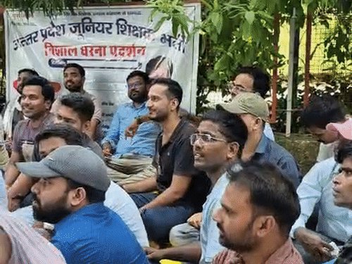प्रयागराज शिक्षा निदेशालय में छात्रों का प्रदर्शन:बोले- कक्षा 6-8 में 40 हजार पदों की जरूरत, पदोन्नति और सीधी भर्ती में 50-50% अनुपात रहे