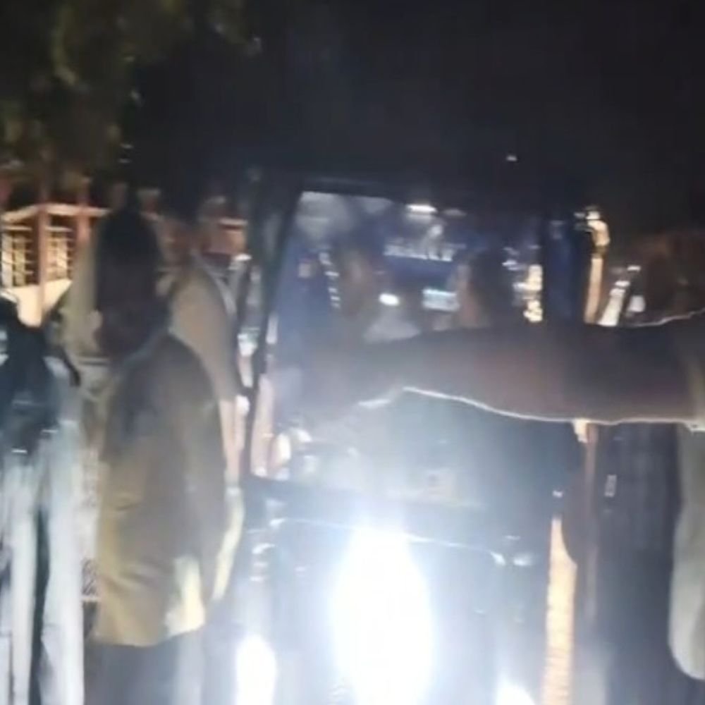 शाहजहांपुर में 10 घंटे बिजली गुल, लोगों में आक्रोश:सड़क पर सीढ़ी रखकर लगाया जाम, बारिश और हवाओं से बिजली आपूर्ति बाधित