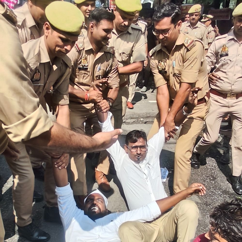 लखनऊ 68500 शिक्षक भर्ती अभ्यर्थियों का हंगामा:'ओपी चाचा न्याय करो' का नारा लगाया पुलिस टांग कर ले गई, भर्ती शेड्यूल जारी करने की मांग