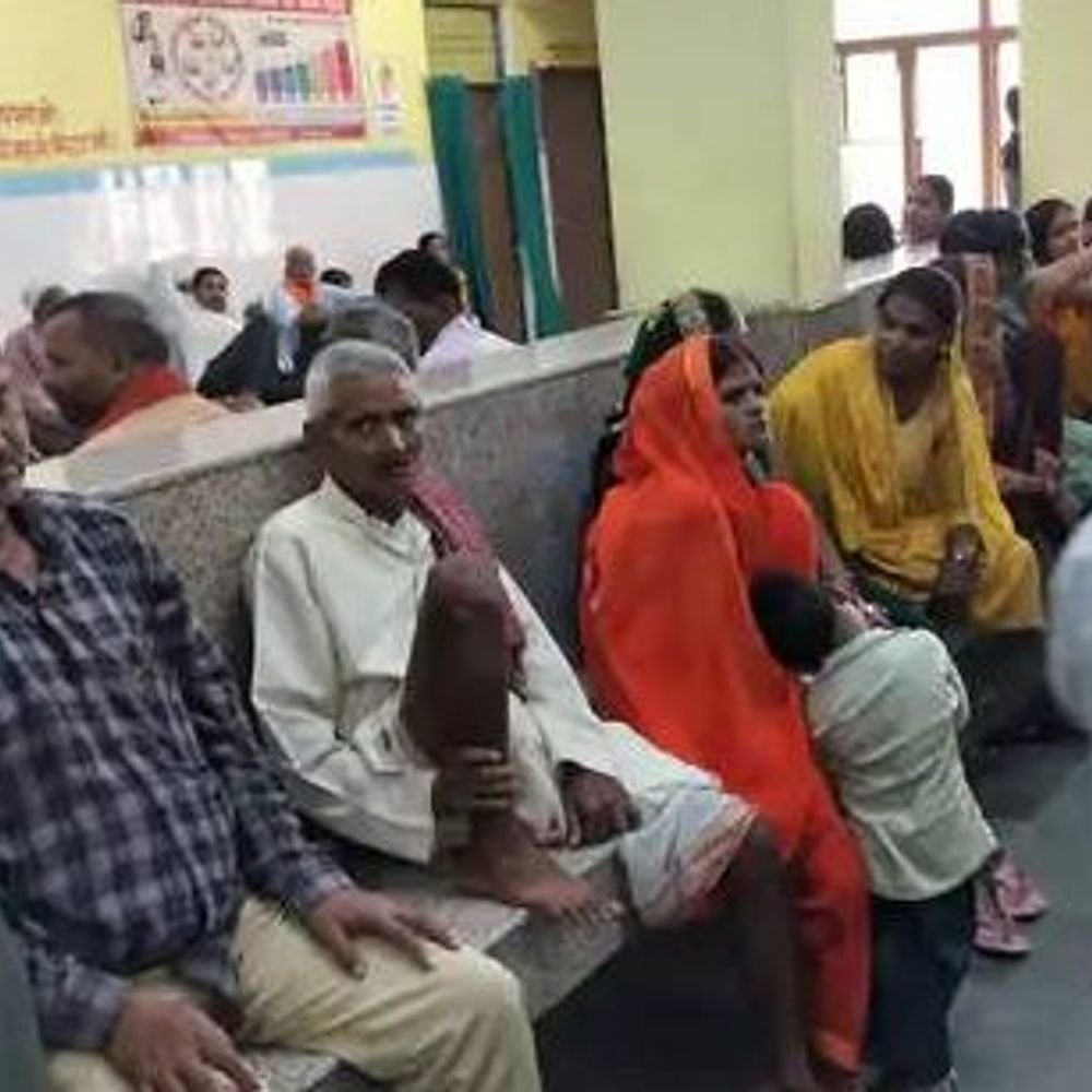बदलते मौसम का असर, सर्दी-जुकाम; बुखार के मरीज बढ़े:टाइफाइड ने बढ़ाई चिंता, CHC में 700 की ओपीडी