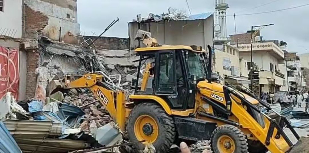 वाराणसी में जायका रेस्टोरेंट पर चला बुलडोजर, वीडीए की बड़ी कार्रवाई
