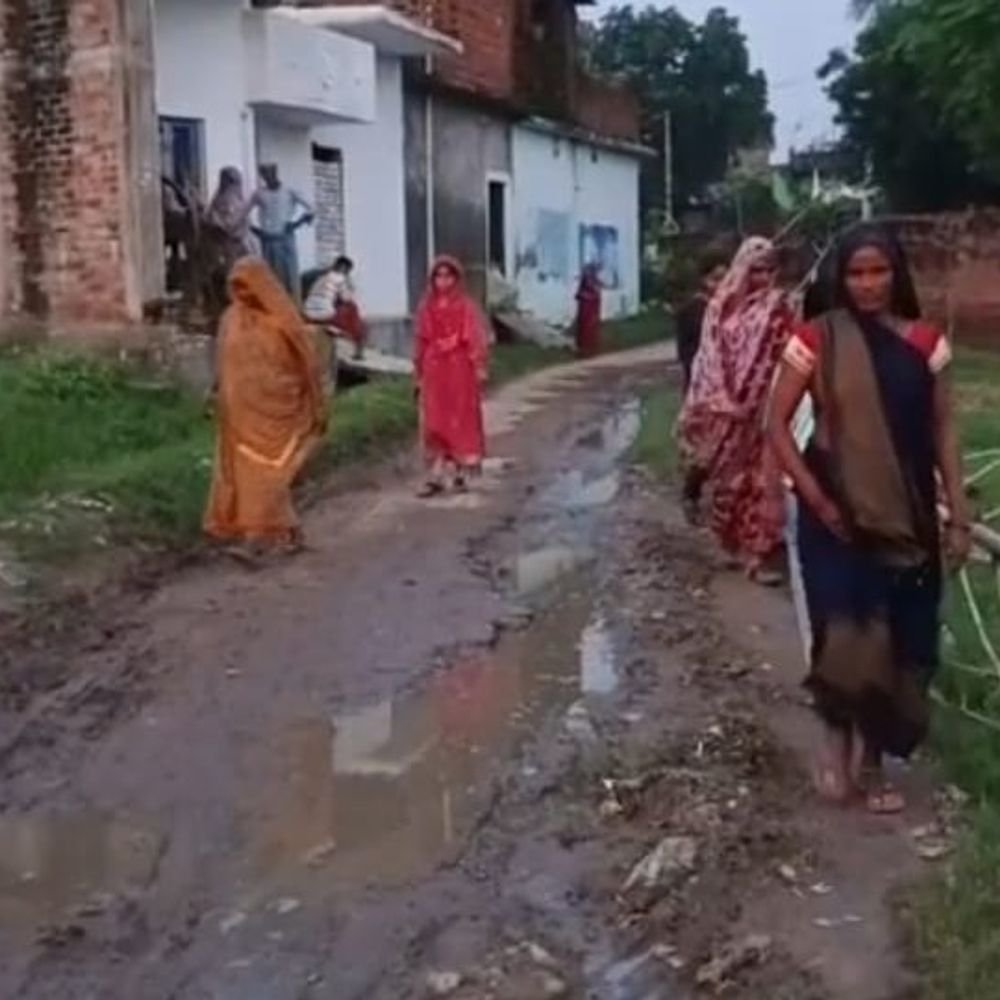 चंदौली के महदियुल गांव में सड़क-नाली से जलभराव, ग्रामीण परेशान:जनप्रतिनिधियों पर लापरवाही का आरोप, घेराव की तैयारी; अधिकारी बोले- जल्द होगा समाधान