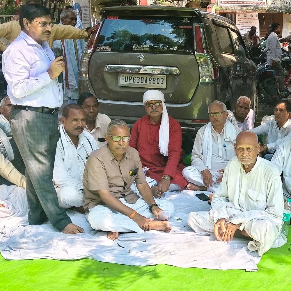 मिर्जापुर में सेवानिवृत्त कर्मचारियों ने चुनाव बहिष्कार की चेतावनी दी:12 सूत्री मांगों की अनदेखी पर पीएम-सीएम को सौंपा ज्ञापन