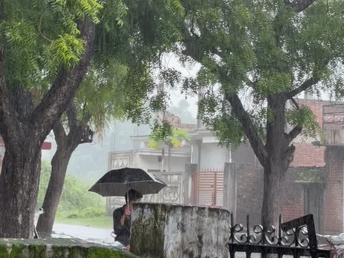 प्रयागराज में चल रही तेज हवाएं, बारिश का अलर्ट जारी:सुबह से आसमान में काले घने बादल छाए, मौसम हुआ ठंडा, तापमान में 4 से 7 डिग्री तक गिरावट