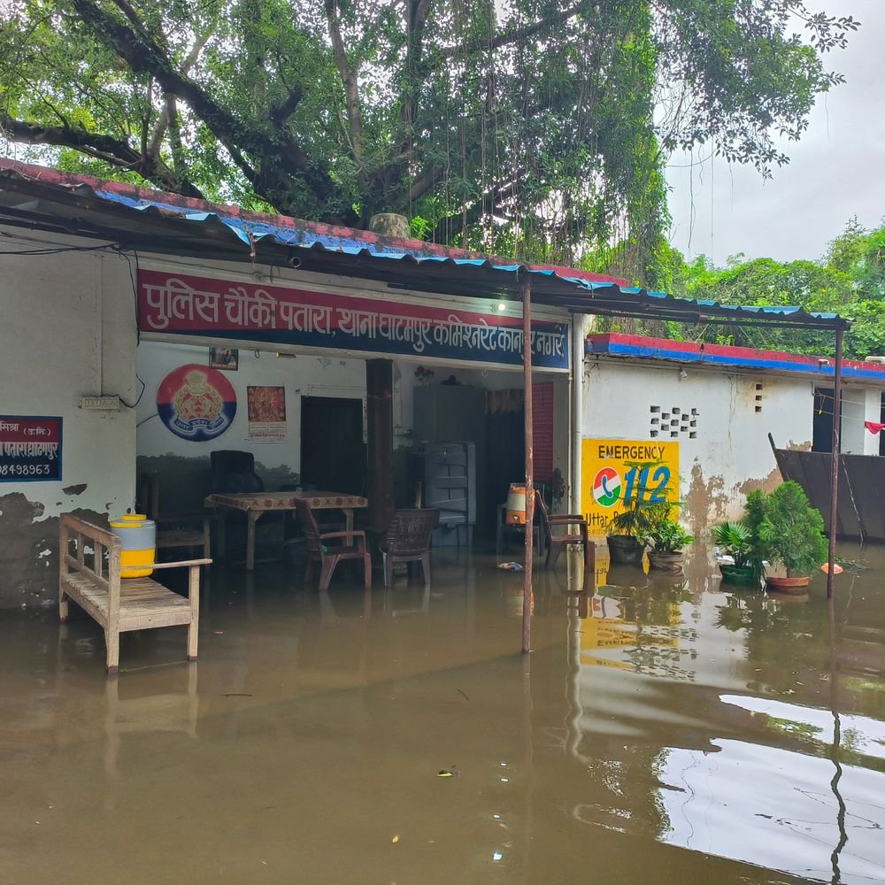 कानपुर में पुलिस चौकी-पंचायत भवन में पानी घुसा, रास्ते डूबे:पतारा क्षेत्र में लोग घरों में दुबके, JCB से नालों की सफाई शुरू