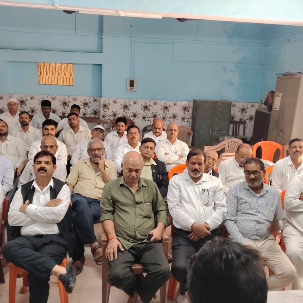 ज्वाइंट-मजिस्ट्रेट के रवैये से नाराज अधिवक्ताओं ने किया प्रदर्शन:देवरिया में ट्रांसफर की मांग, बोले- जनता दर्शन में सिर्फ औपचारिकता, वादों के निस्तारण में देरी