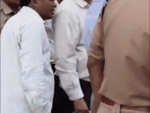महोबा में 36 घंटे से बारिश, लहचूरा डैम पहुंचे डीएम-एसपी:जलस्तर पर 24 घंटे नजर रखने के निर्देश