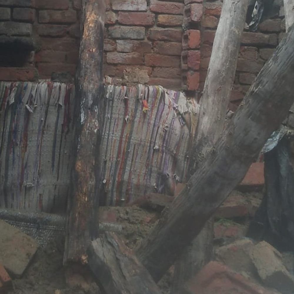 मिलक में कच्चे मकान की छत गिरी, परिवार बेघर:15 साल से कच्चे मकान में रह रहा, जांच के बाद भी नहीं मिला सरकारी आवास