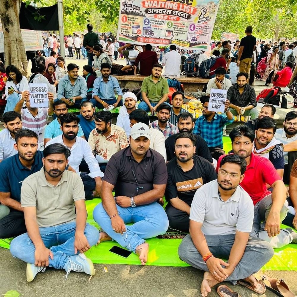 लखनऊ में यूपीएसएसएससी अभ्यर्थियों का धरना:प्रतीक्षा सूची लागू करने की मांग, छात्र क्रमिक भूख हड़ताल पर बैठे