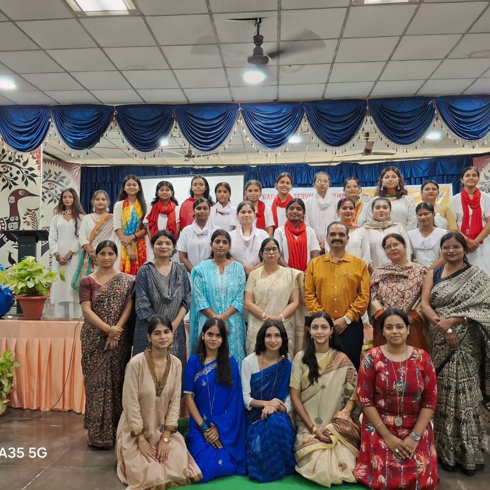 अवध गर्ल्स डिग्री कॉलेज में मनाया NSS स्थापना दिवस:नुक्कड़ नाटक और सांस्कृतिक प्रस्तुतियों ने बांधा समां