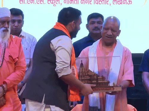 अशोक सिंघल के जन्म शताब्दी का उद्घाटन:विहिप के समारोह में सीएम योगी मुख्य अतिथि, मंच पर संतों का सम्मान