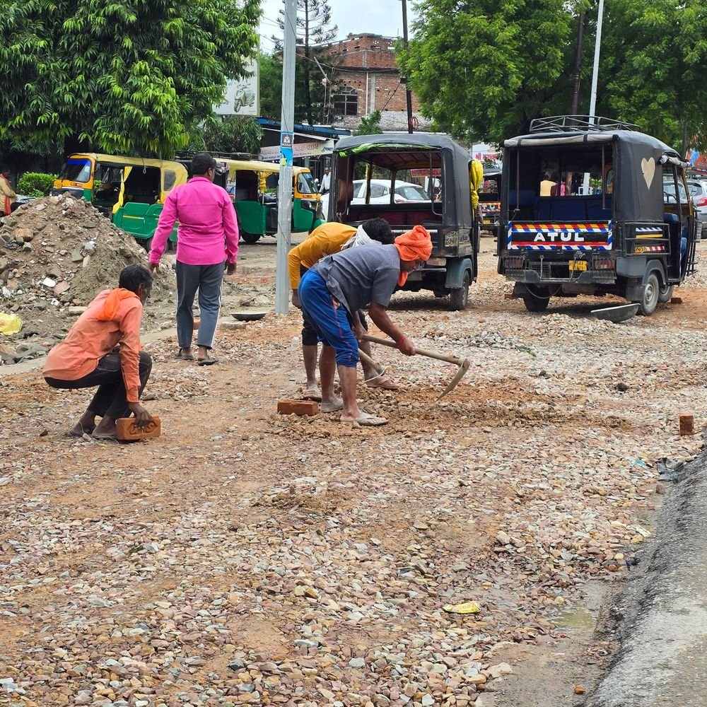 मऊ में 1.35 करोड़ से सड़क चौड़ीकरण का काम शुरू:कचहरी मोड़ से फातिमा चौराहे तक 10-10 फीट इंटरलॉकिंग, चेयरमैन के प्रयास से मिली मंजूरी