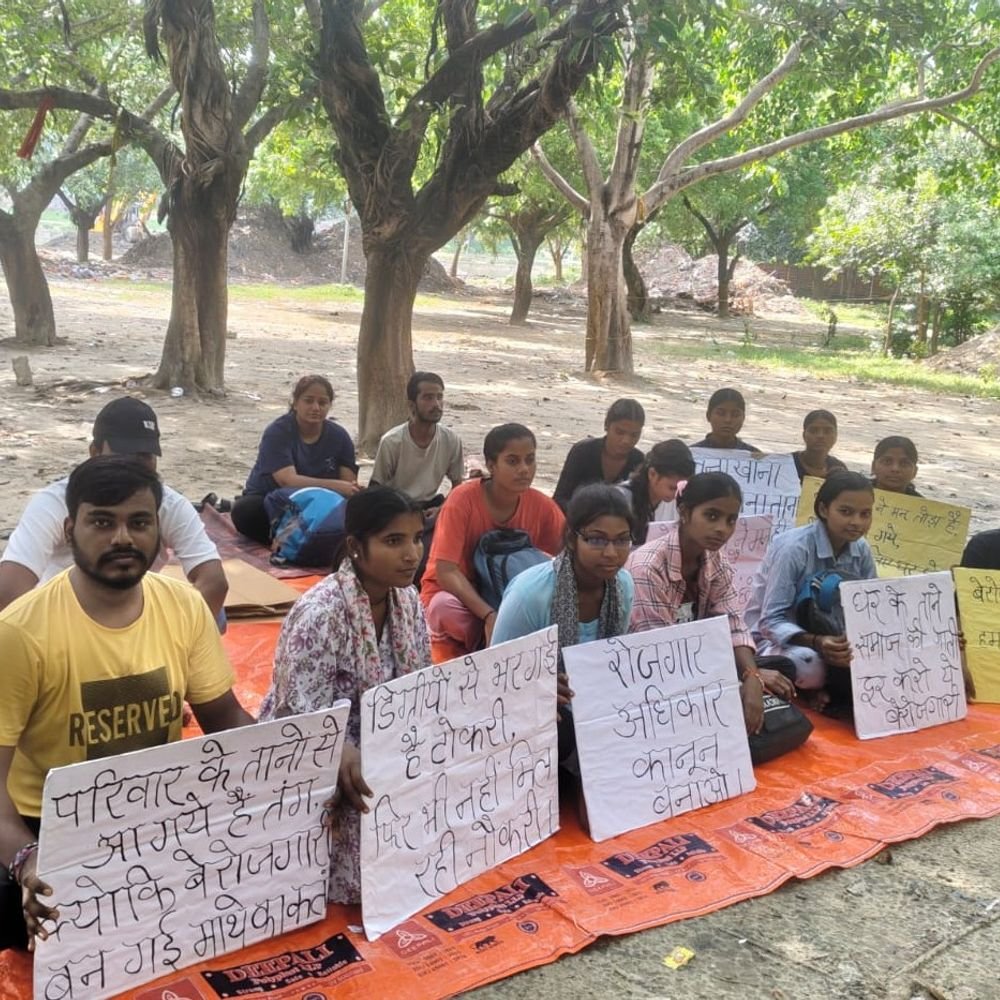 लखनऊ में Gen Z का अनोखा प्रदर्शन:बेरोजगारी से तंग आ कर घर छोड़ा , 5 दिनों से शहर के अलग अलग इलाकों में दे रहे हैं धरना