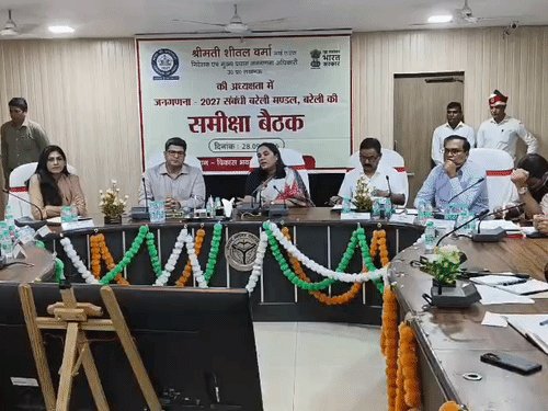 बरेली में जनगणना 2027 की तैयारियां शुरू:विकास भवन में निदेशक शीतल वर्मा ने की मंडलीय समीक्षा, 16 नवंबर से खुद दर्ज कर सकेंगे डेटा