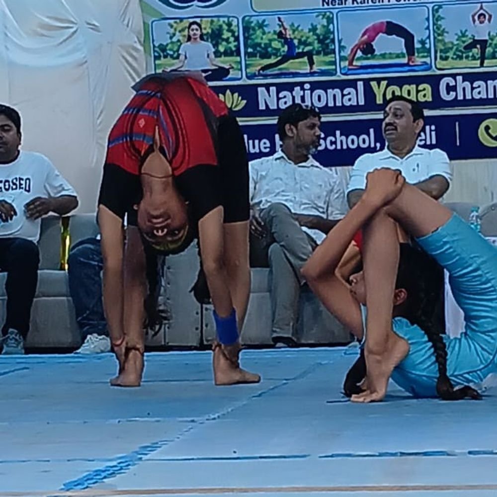 वाराणसी में राष्ट्रीय योग चैंपियनशिप:कैम्ब्रिज स्कूल की दिव्या और सोनाली ने जीता रजत पदक