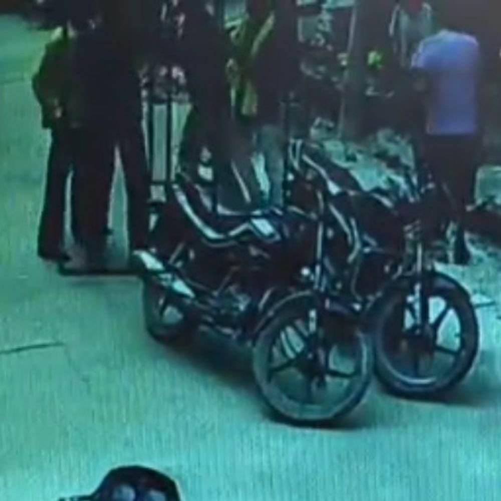 मऊ में बाइक टक्कर के बाद मारपीट का Video:दो-तीन युवकों ने एक युवक को पीटा, भीड़ देखती रही