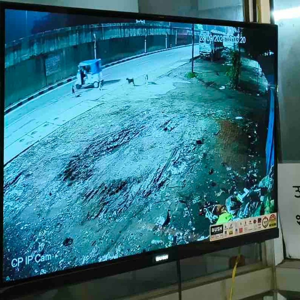 कानपुर में स्क्रैप गोदाम से 12 लाख का माल चोरी:ऑटो से पहुंचे चोर,सब्बल से ताले तोड़े, एक बाहर निगरानी करता रहा
