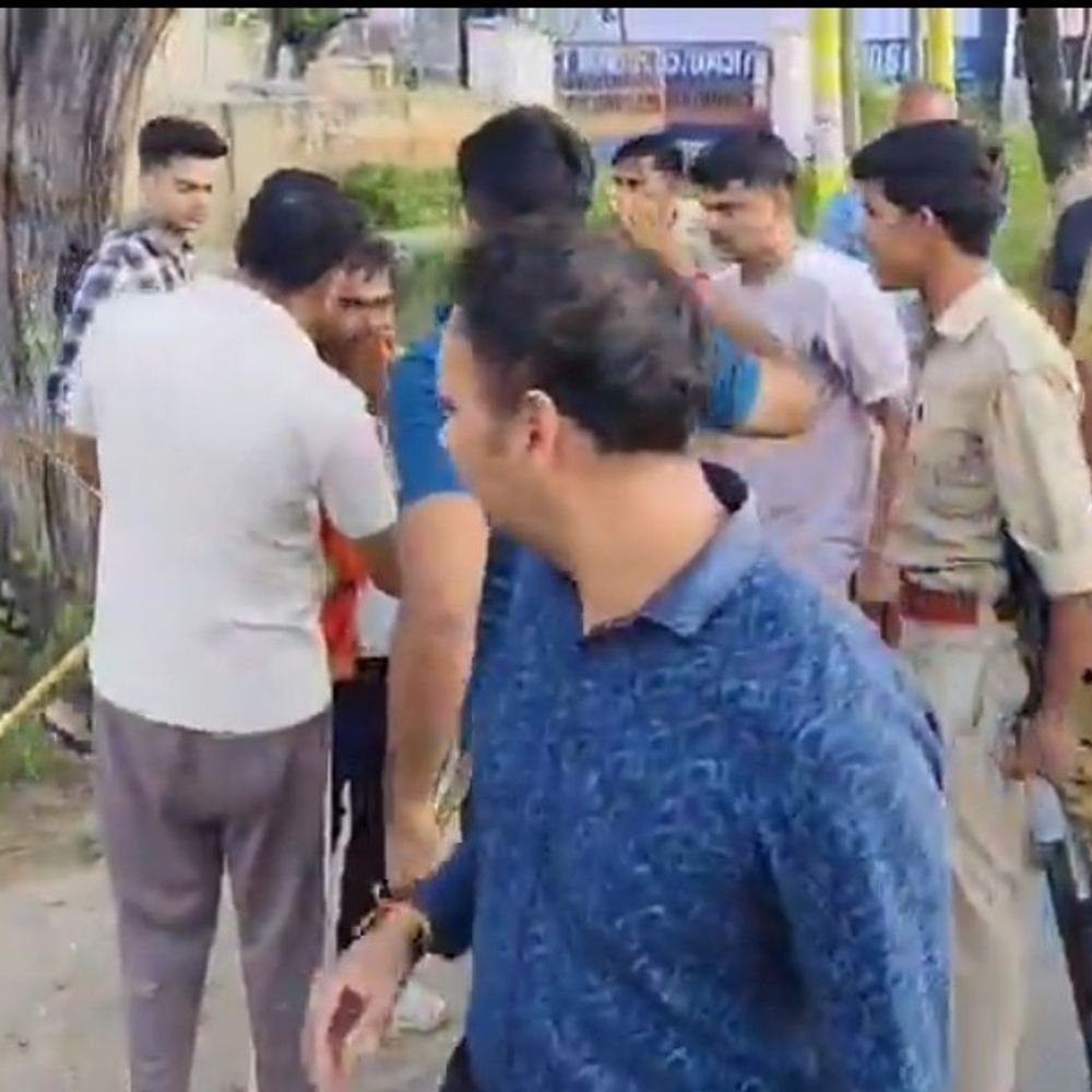 गणेश विसर्जन जा रहे श्रद्धालुओं पर लाठीचार्ज:बुलंदशहर में बस से ट्रैक्टर-ट्रॉली टकराने के बाद हुआ था विवाद, FIR