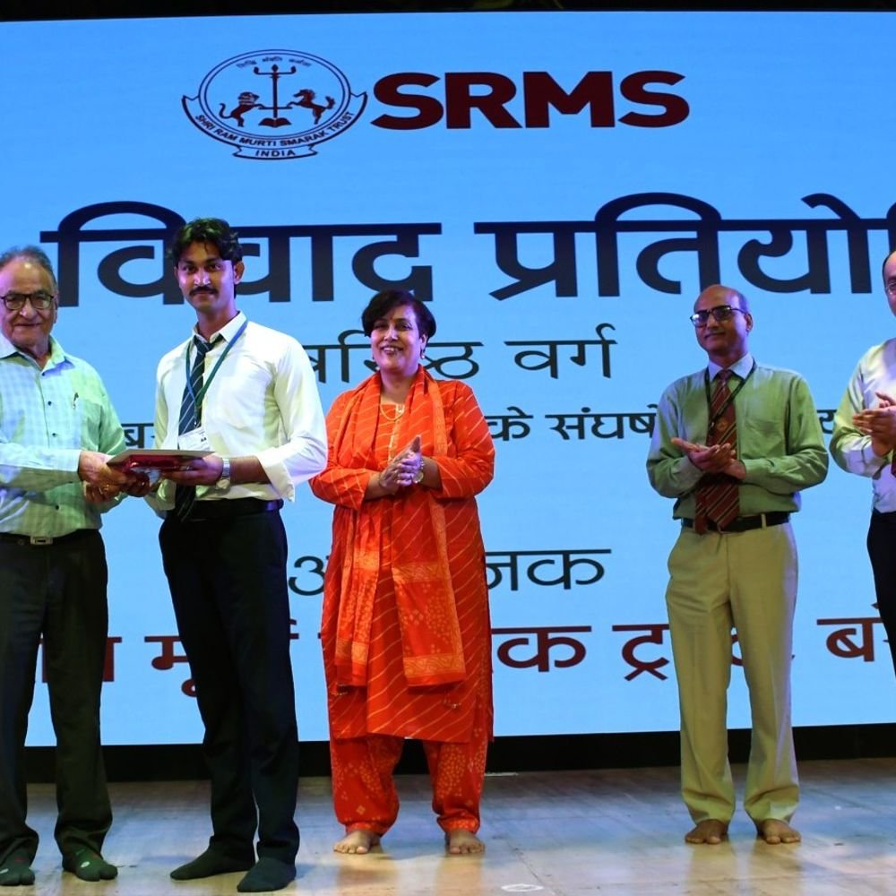 बरेली में वाद-विवाद प्रतियोगित:'साइबर युद्ध' पर छात्रों ने रखे बेबाक तर्क, अभय व वैष्णवी ने मारी बाजी