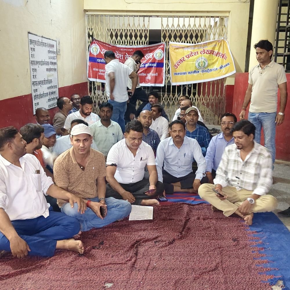 एसडीएम के खिलाफ लेखपालों का कार्य बहिष्कार, तबादले की मांग:सोनभद्र में धरना देकर जताया विरोध, विभागीय कार्रवाई समाप्त करने की मांग