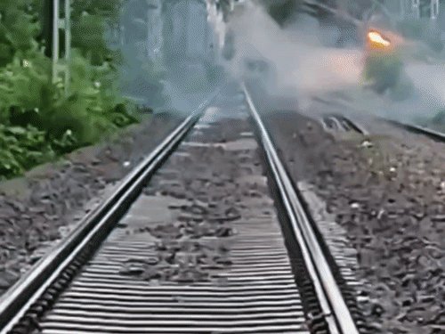 देवरिया में ट्रैक पर पेड़ गिरा,5 घंटे ठप रहा संचालन:बैतालपुर के पास ओवरहेड बिजली तार टूटा, आग लगी; ट्रेनें रद्द