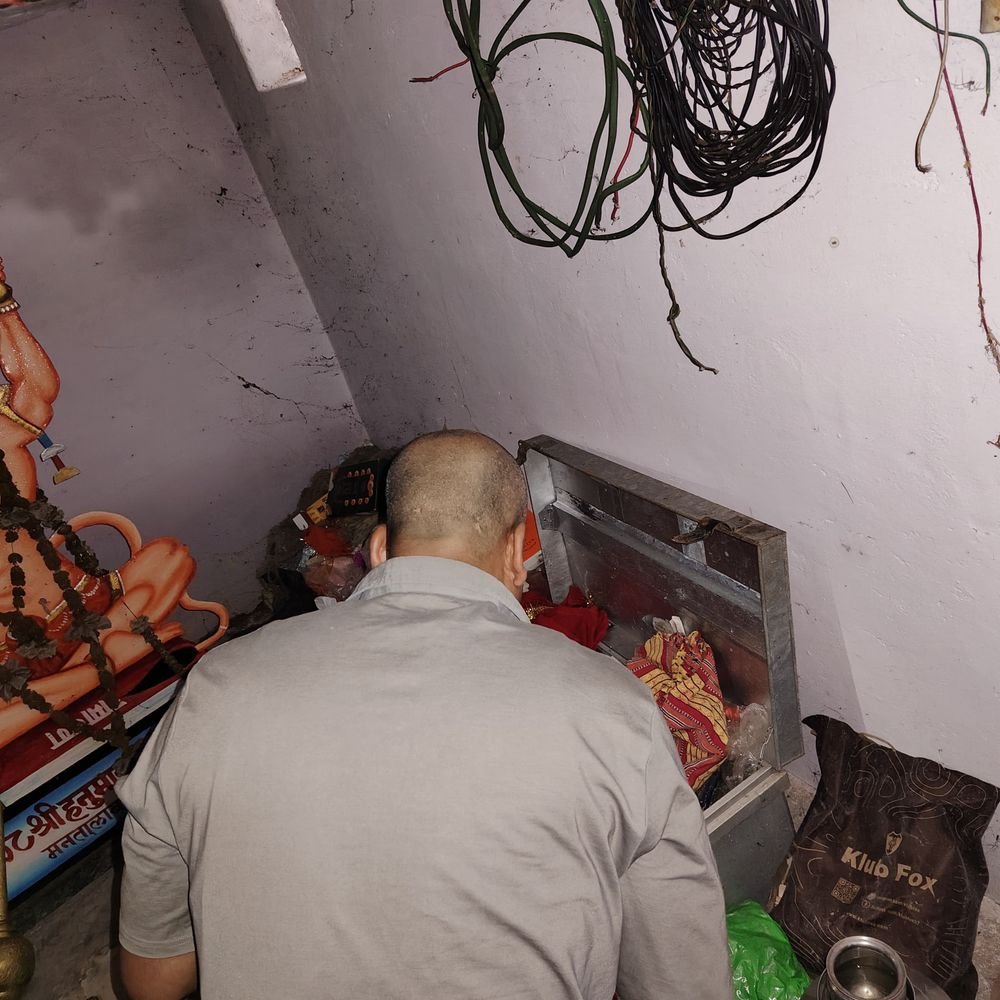 ललितपुर के बांसी में हनुमान मंदिर में चोरी:अज्ञात चोर तीन दिन पहले लगा इन्वर्टर और घंटी ले गए, पुलिस जांच में जुटी