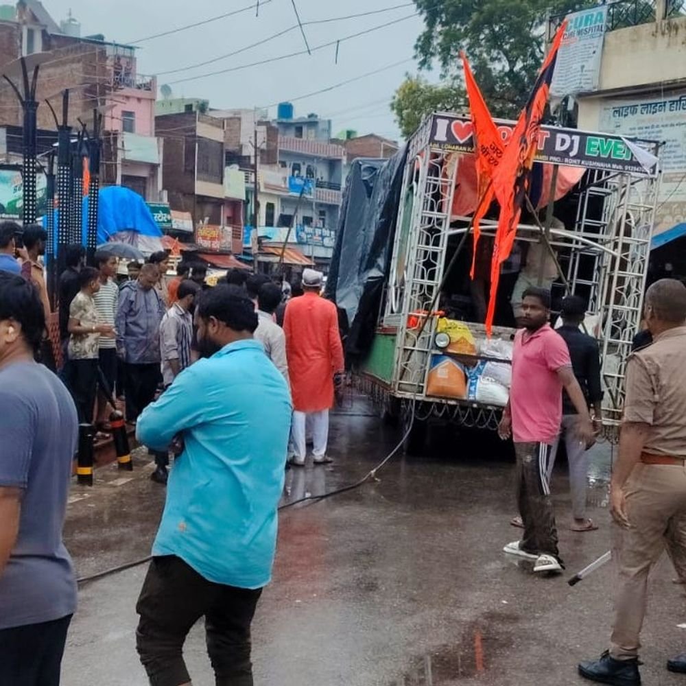 कौशाम्बी में गणेश विसर्जन संपन्न:बारिश के बीच निकली शोभायात्रा, भक्तों ने नम आंखों से दी विदाई