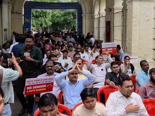 लखनऊ में तीन दिन बैंक बंद रहने का संकट टला:पांच दिन कामकाज पर बनेगी कमेटी, 28 से 30 सितंबर तक सामान्य रहेगा कामकाज