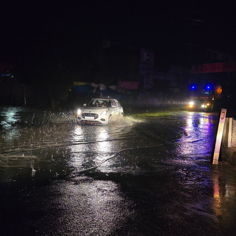 कानपुर देहात में 21 घंटे से बारिश, तापमान 22 डिग्री:अकबरपुर ओवरब्रिज के नीचे भरा पानी, बिजली आपूर्ति ठप; 12वीं तक के स्कूल बंद