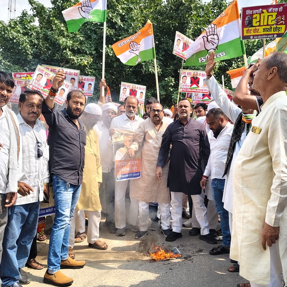 कौशांबी में कांग्रेस ने मुख्य चुनाव आयुक्त का पोस्टर जलाया:कलेक्ट्रेड परिसर में प्रदर्शन कर जेल भेजने की मांग की, वोट चोरी का आरोप